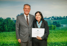 Ministro Carlos Fávaro homenageia Mariangela Hungria com a Medalha Apolônio Salles