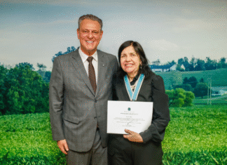 Ministro Carlos Fávaro homenageia Mariangela Hungria com a Medalha Apolônio Salles